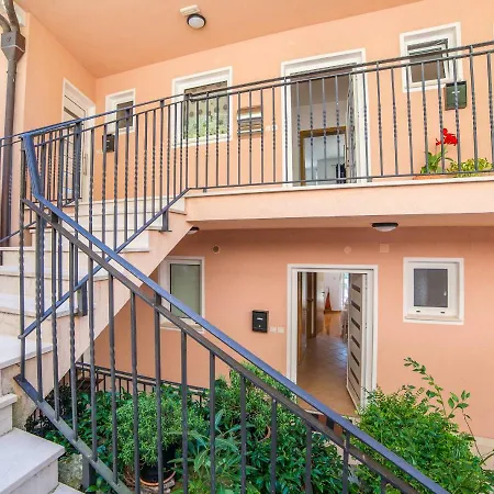 Anna Apartment *